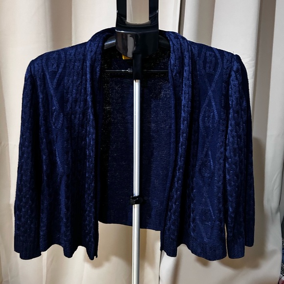St. John Women’s Blue Cableknit 3/4 sleeve open front cardigan shrug. Size L - Picture 5 of 14